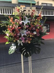 御開店の御祝に　上野２丁目　上野仲町通りへ御祝のスタンド花をお届けいたしました♪｜「ふじフラワー」　（東京都台東区の花キューピット加盟店 花屋）のブログ