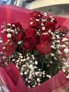 御誕生日の御祝に　赤バラとカスミソウの花束を　台東区　西浅草へお届けいたしました♪｜「ふじフラワー」　（東京都台東区の花キューピット加盟店 花屋）のブログ