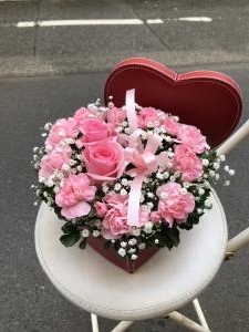 御誕生日の御祝に　ピンクバラとカスミソウのアレンジメントを　台東区　千束へお届けいたしました♪｜「ふじフラワー」　（東京都台東区の花キューピット加盟店 花屋）のブログ