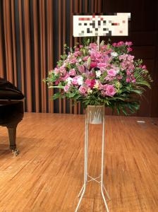 台東区　ミレニアムホールさまへ　御公演の御祝に　御祝のスタンド花をお届けいたしました♪｜「ふじフラワー」　（東京都台東区の花キューピット加盟店 花屋）のブログ