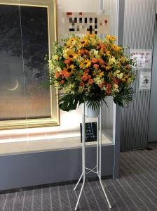 台東区　ミレニアムホールさまへ　御公演の御祝に　御祝のスタンド花をお届けいたしました♪｜「ふじフラワー」　（東京都台東区の花キューピット加盟店 花屋）のブログ