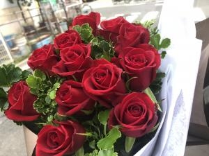 御誕生日の御祝に　赤バラの花束を　台東区　寿へお届けいたしました♪｜「ふじフラワー」　（東京都台東区の花キューピット加盟店 花屋）のブログ