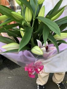 千束４丁目（吉原）へ　百合の花束をお届けいたしました♪｜「ふじフラワー」　（東京都台東区の花キューピット加盟店 花屋）のブログ