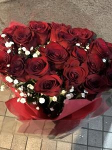 台東区　西浅草へ　御誕生日の御祝に　赤バラとカスミソウの花束をお届けいたしました♪｜「ふじフラワー」　（東京都台東区の花キューピット加盟店 花屋）のブログ