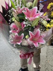 台東区　雷門へ　御祝に　御祝の花束をお届けいたしました♪｜「ふじフラワー」　（東京都台東区の花キューピット加盟店 花屋）のブログ
