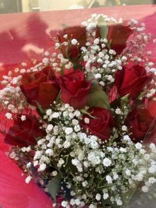 赤バラとかすみそうの花束を台東区上野へお届けいたしました♪｜「ふじフラワー」　（東京都台東区の花キューピット加盟店 花屋）のブログ