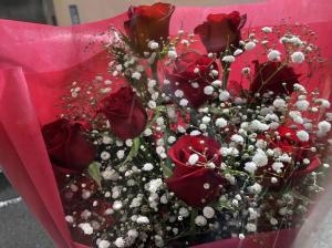台東区　西浅草へ　御誕生日の御祝に　赤バラとかすみそうの花束をお届けいたしました♪｜「ふじフラワー」　（東京都台東区の花キューピット加盟店 花屋）のブログ