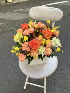 やなかのギャラリーさまへ　御祝のアレンジメント花をお届けいたしました♪｜「ふじフラワー」　（東京都台東区の花キューピット加盟店 花屋）のブログ