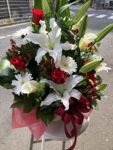 浅草九劇場さまへ　御公演の御祝に　御祝のアレンジメント花をお届けいたしました♪｜「ふじフラワー」　（東京都台東区の花キューピット加盟店 花屋）のブログ