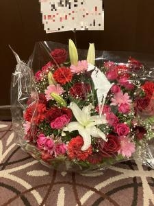 浅草ビューホテルさまへ　イベントの御祝会場に　御祝のアレンジメント花をお届けいたしました♪｜「ふじフラワー」　（東京都台東区の花キューピット加盟店 花屋）のブログ