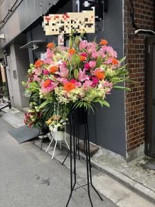 御開店の御祝に　御祝のスタンド花を台東区駒形へお届けいたしました♪｜「ふじフラワー」　（東京都台東区の花キューピット加盟店 花屋）のブログ