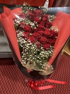東京文化会館さまへ　御公演の御祝会場に　赤バラとかすみそうの御祝の花束をお届けいたしました♪｜「ふじフラワー」　（東京都台東区の花キューピット加盟店 花屋）のブログ