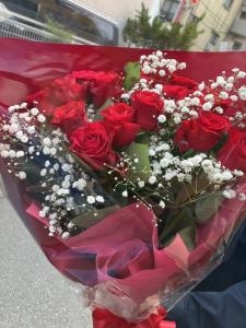 赤バラとかすみそうの花束を　台東区　西浅草へお届けいたしました♪｜「ふじフラワー」　（東京都台東区の花キューピット加盟店 花屋）のブログ