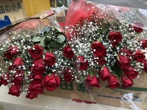 上野　東京文化会館さまへ　御祝に赤バラとかすみそうの花束を配達いたしました♪｜「ふじフラワー」　（東京都台東区の花キューピット加盟店 花屋）のブログ