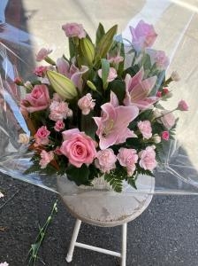 台東区　谷中のギャラリーさまへ　御祝のアレンジメント花を配達いたしました♪｜「ふじフラワー」　（東京都台東区の花キューピット加盟店 花屋）のブログ