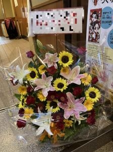 浅草木馬館さまへ御公演の御祝のアレンジメント花を配達いたしました♪｜「ふじフラワー」　（東京都台東区の花キューピット加盟店 花屋）のブログ