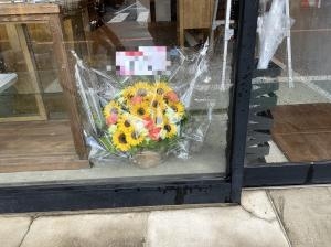 台東区　谷中のギャラリーさまへ　御祝のアレンジメント花を配達いたしました♪｜「ふじフラワー」　（東京都台東区の花キューピット加盟店 花屋）のブログ