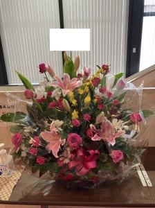 浅草公会堂さまへ御公演の御祝のアレンジメント花を配達いたしました♪｜「ふじフラワー」　（東京都台東区の花キューピット加盟店 花屋）のブログ