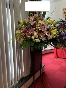 浅草公会堂さまへ　御公演の御祝のスタンド花を配達いたしました♪｜「ふじフラワー」　（東京都台東区の花キューピット加盟店 花屋）のブログ