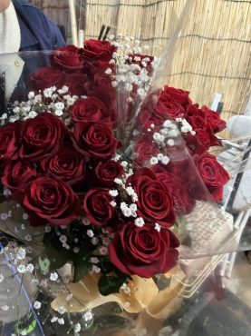 浅草ビューホテルさまへ　赤バラとカスミソウの花束をお届けいたしました♪｜「ふじフラワー」　（東京都台東区の花キューピット加盟店 花屋）のブログ