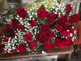 赤バラ３０本とかすみそうの花束を　台東区西浅草へ　御誕生日の御祝にお届けいたしました♪|「ふじフラワー」　（東京都台東区の花屋）のブログ