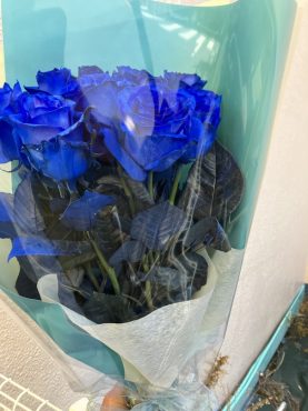 青いバラの花束を　台東区浅草へ御誕生日の御祝にお届けいたしました♪｜「ふじフラワー」　（東京都台東区の花キューピット加盟店 花屋）のブログ
