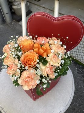 台東区根岸へ　御祝のアレンジメント花をお届けいたしました♪｜「ふじフラワー」　（東京都台東区の花キューピット加盟店 花屋）のブログ
