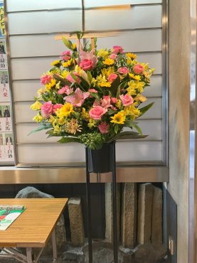 上野鈴本演芸場さまへ　お祝いのスタンド花を配達いたしました♪|「ふじフラワー」　（東京都台東区の花屋）のブログ